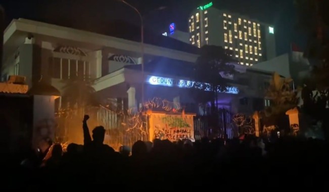 Demo Solidaritas Affan Kurniawan di Bandung Memanas, Rumah Aset MPR Dibakar